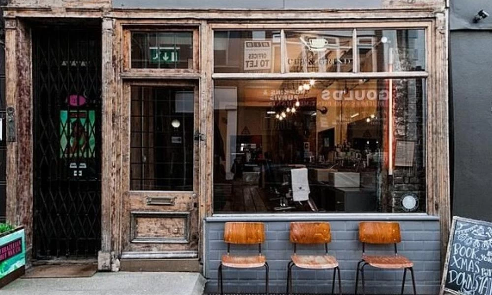 Βρετανία: Κορονο-πάρτι με 100 άτομα σε... υπόγειο κουρείου!